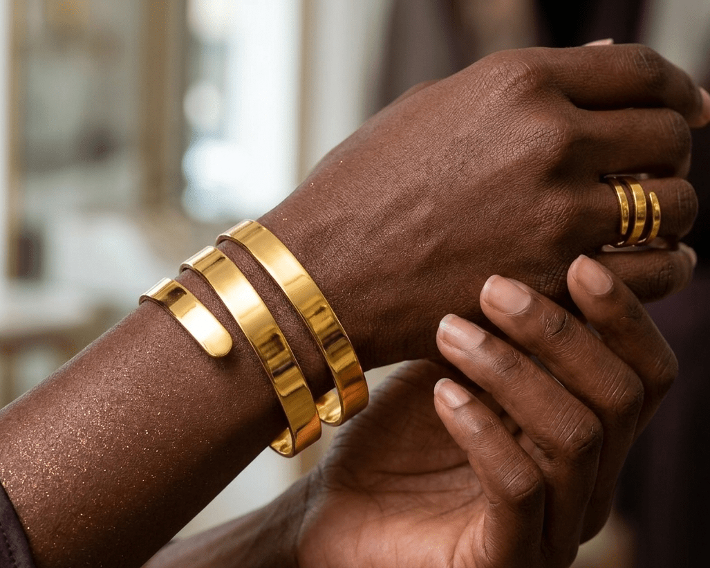 Bracelete e Anel Dorélys maos