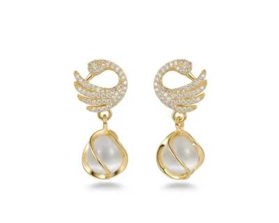 Brinco com Pérola e Cisne com Banho de Ouro 18K