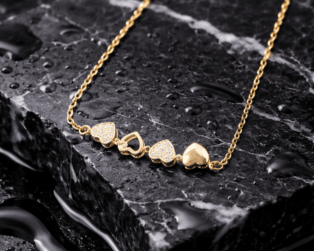 Colar Coração de Trevo em Aço Titânio Gold pedra