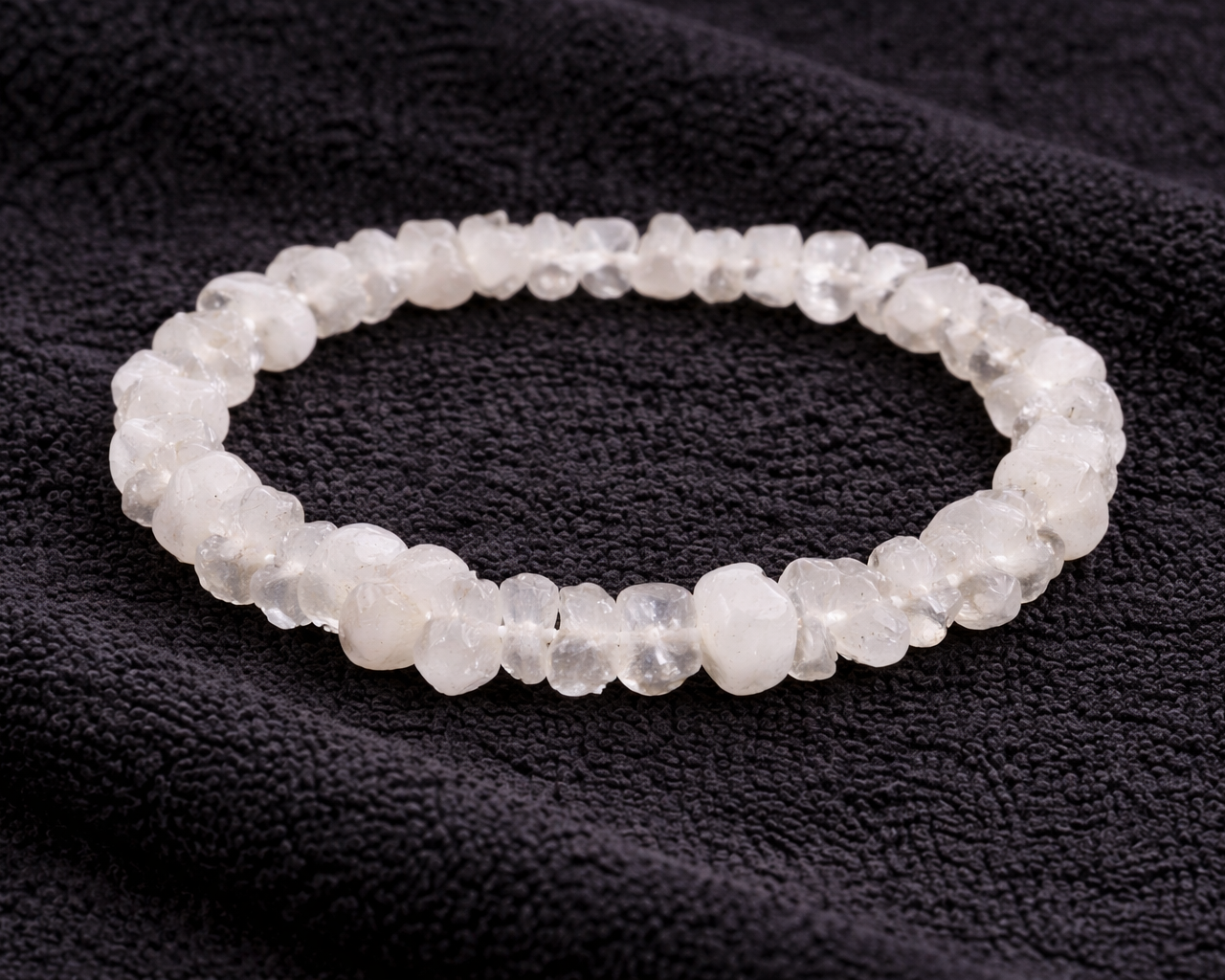 Pulseira Elisa de Pedras Brancas fundo preto