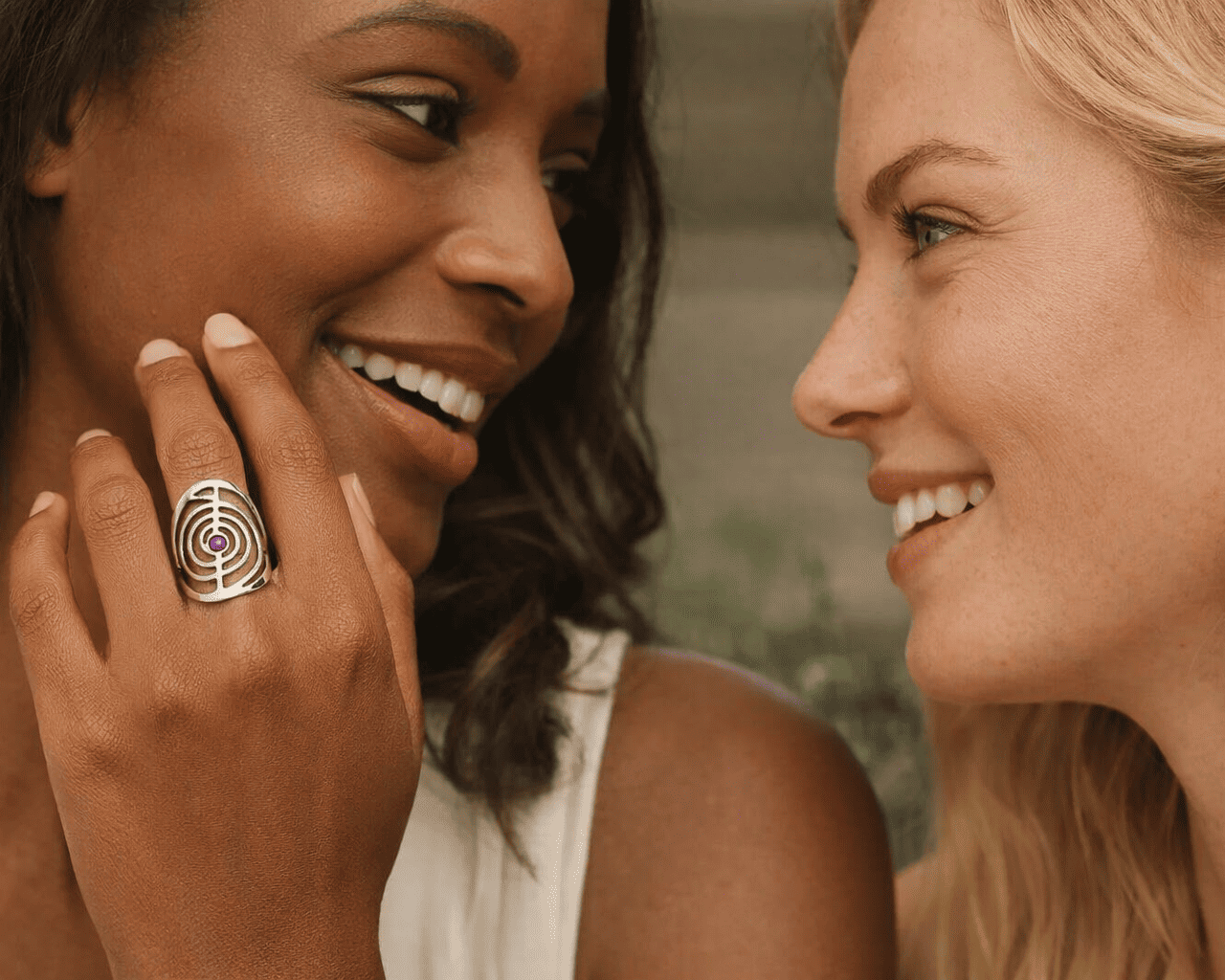 Anel Espiral com Pedra de Ametista mulher