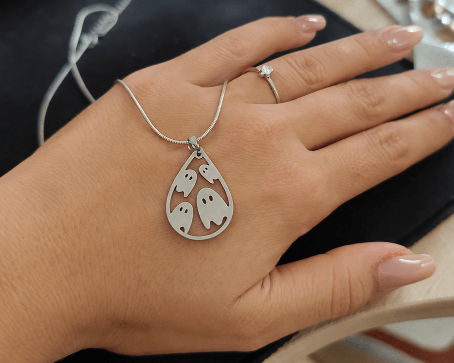 Colar prata com pingente de fantasmas NA MAO