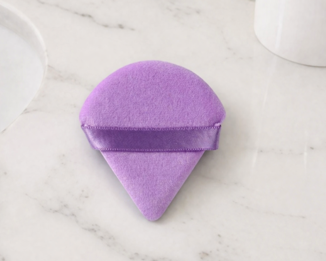 Puffs de Pó Triangular FIFOUR roxo na pia