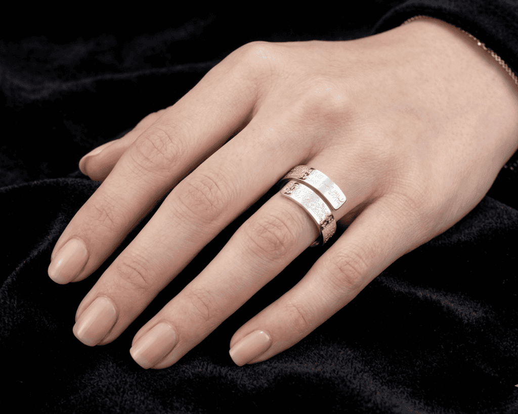 anel mayla prata fundo preto mao mulher